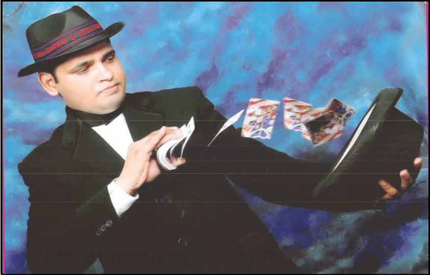 famous illusion artist south-delhi