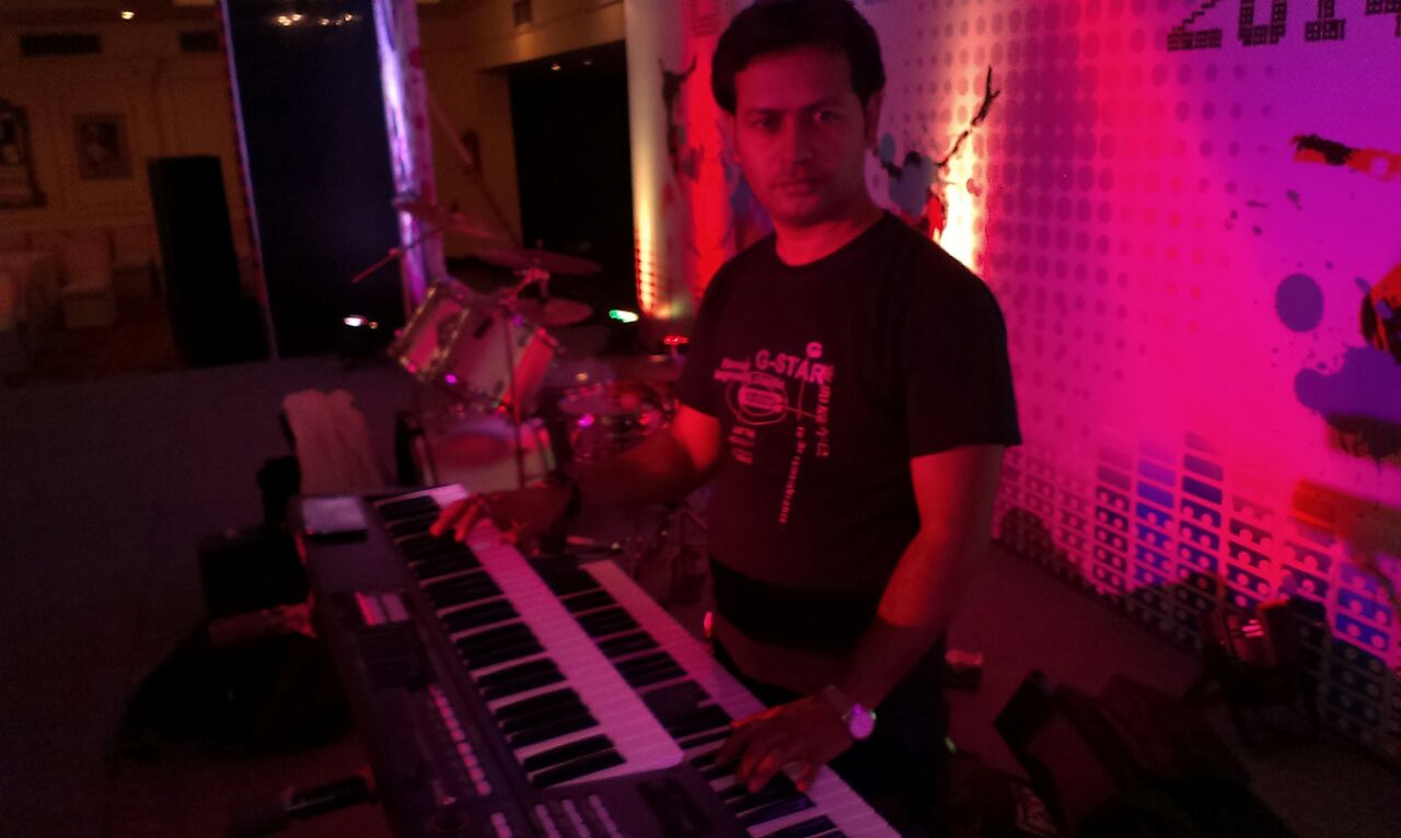 male keyboard player south-delhi